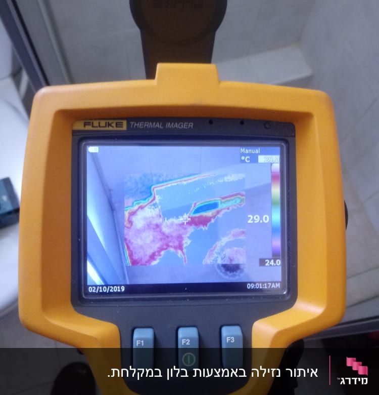 תמונה תרמית על מסך מכשיר פלוק לאיתור נזילות